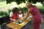 04.07.09 Die Kinder vergnügen sich im Spielparcous - hier beim TSVMH-Puzzle (Anklicken für vergrösserte Ansicht)