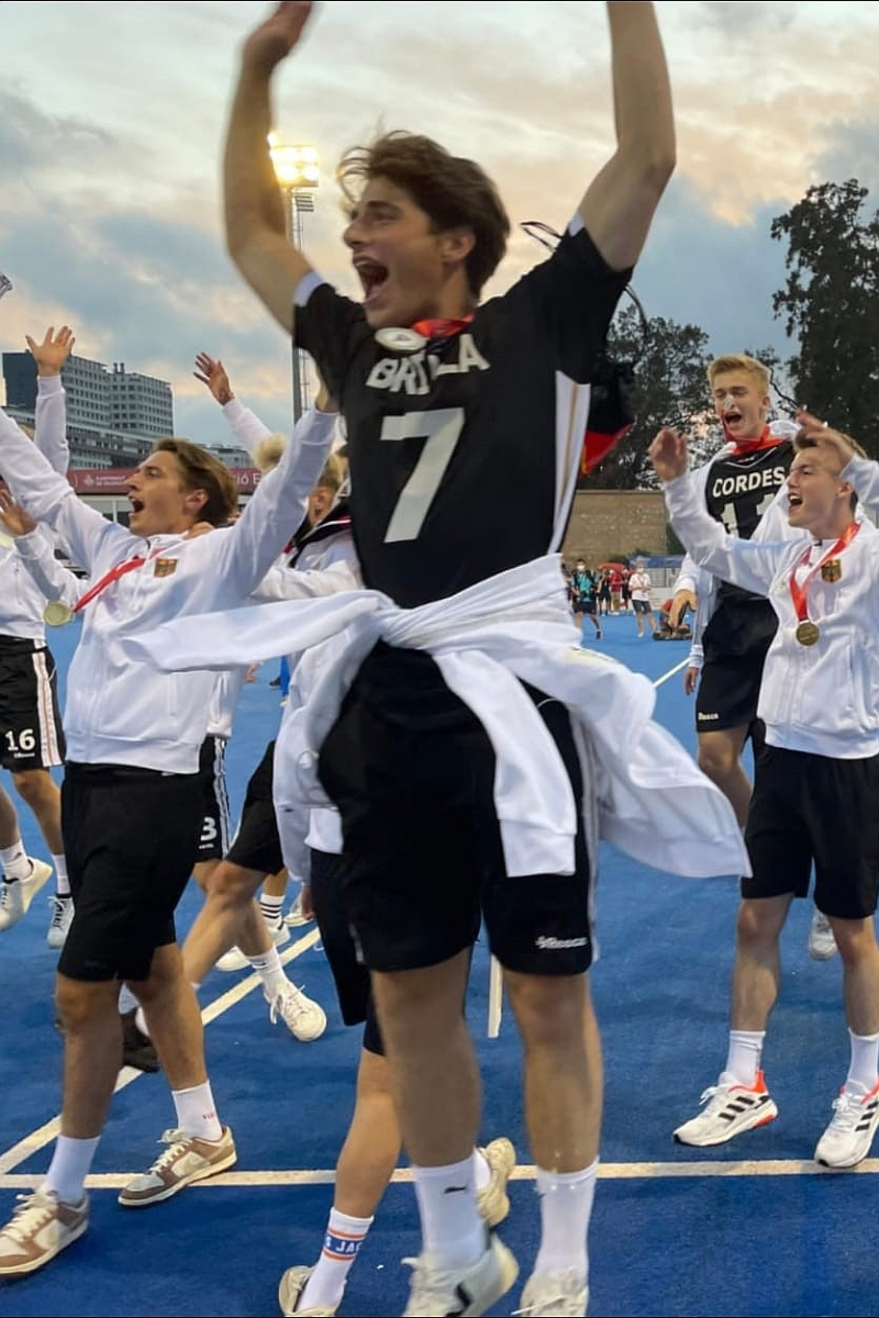 Jakob feiert in Valencia mit der deutschen U19 den Europameistertitel 2021