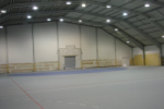 13.08.07 Seit vorletzter Woche hat der Sportboden auch seine Linien; Rolltor und Seitentüre sind eingebaut. Mit der Prallschutzwand wurde begonnen (Anklicken für vergrösserte Ansicht)