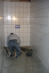 11.10.07 Fliesenleger in der Gästetoilette (Anklicken für vergrösserte Ansicht)